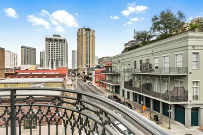 Image de * Nouveau condo d'angle au centre-ville avec balcon * NewOrleansLuxuryRentals - The 30 ° / -90 ° -