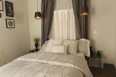 Image de Chambre privée avec salle de bain et entrée indépendante. Parking gratuit. Près du centre-ville de Lv