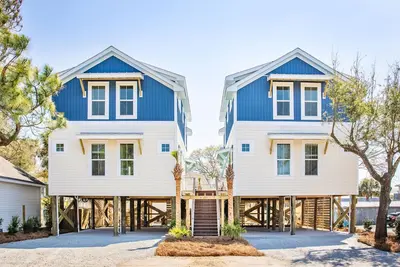 Image de Intérieurs chics et côtiers, deux piscines, 12 couchages et un emplacement privilégié au cœur de Folly Beach!