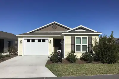 Image de Belle nouvelle villa 2/2 acceptant les animaux de compagnie avec voiturette de golf, barbecue et connexion Wi-Fi gratuite!