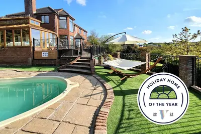 Image de 12 couchages - Piscine extérieure chauffée, grands jardins, belles vues!