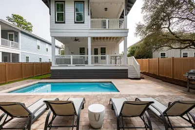 Image de Nouvelle Liste! Nouvelle construction, piscine privée, à quelques pas de la plage