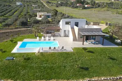 Image de Villa Della Pigna avec 3 chambres avec piscine semi-infinie et vue mer à Scopello.