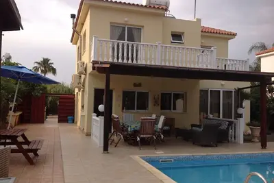 Image de La villa Carolyn est située dans une zone cul-de-suc. C'est très calme, relaxant et il a une vue magnifique sur la mer, la mer est à seulement 100 mètres de la maison. Le centre d'Ayia Napa avec tout son style de vie nocturne, est à seulement 5 minutes.