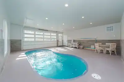 Image de Maison au bord du lac avec quai privé, climatisation centrale et bain à remous extérieur!