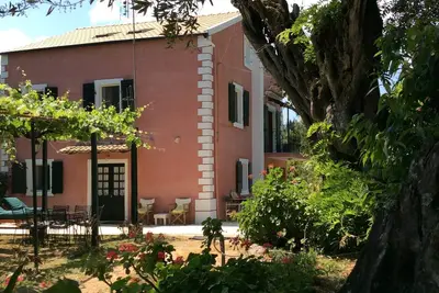 Image de Dassia House - Grand terrain, 1700m de la mer.