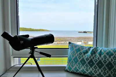 Image de La vue est Ă l'avant Ă Garlieston avec de belles vues sur la mer
