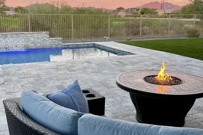 4 chambres, 3. 5 salles de bain maison de ranch flambant neuve, piscine privée et spa, dos au terrain de golf