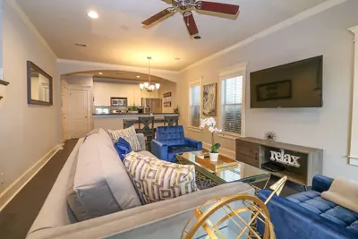 Image de Escapade moderne près du centre-ville de Houston