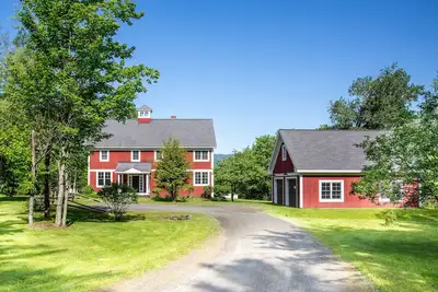 Image de Newly Renovated East Warren Luxury Farmhouse