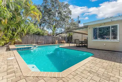 Image de Fantastic Family\/Friends Getaway - 6' deep Heated Pool & Spa close to Beaches!