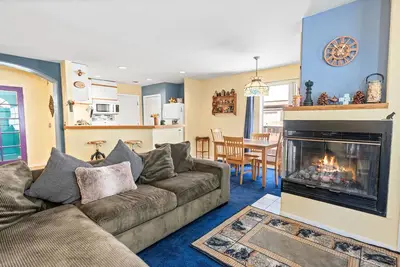 Image de Quiz Cottage - 1 location de ski \/ planche Gratuite! 2br \/ 2ba \/ À pied du lac et du village \/ WiFi