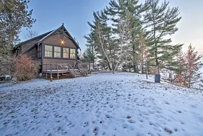 Image de Nouveau! Retraite au bord de l'eau sur 2 acres avec terrasse et vue!