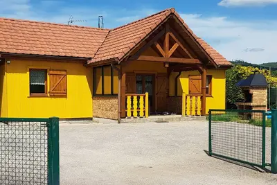 Image de Location chalet clôturé avec barbecue et espace jeux pour enfants