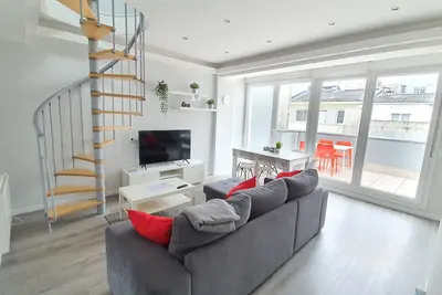 Image de Fantastique duplex de 3 chambres avec terrasse. Wifi inclus. Smart Tv