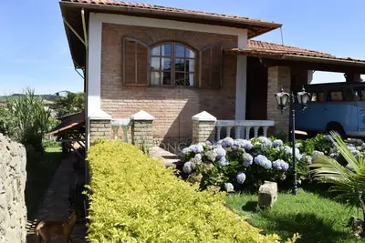Image de Belle maison avec grande surface, barbecue et poêle à bois