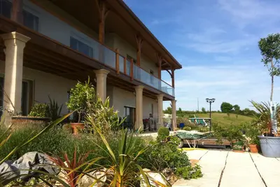 Image de Vue imprenable sur lac, Jacuzzi, Sauna - wifi et terrasse couverte.