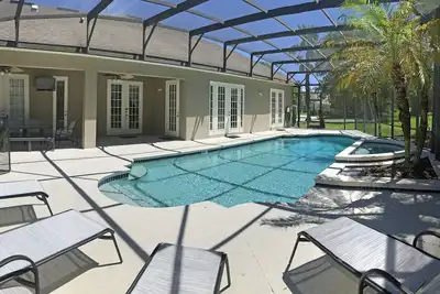 Image de Maison Spacieuse, Grande Piscine Et Salle De THÉÂTRE, 2 Milles À Disney!