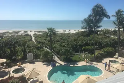 Image de Condo de deux chambres superbement entretenu avec vue imprenable sur le golfe.