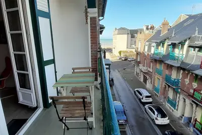 Image de 4 pers. 60m2. Appartement vue latérale mer. 50m de la plage.