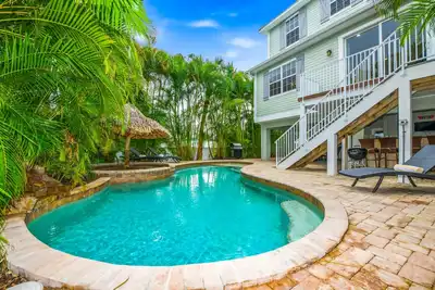 Image de Tropical Island Beach Home - Belle piscine et spa - Venez vous détendre ici!