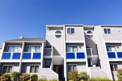 Image de Condo Bayside Fenwick Island en face de Harpoon Hannahs, cuisine complète, piscine, bain à remous, tennis
