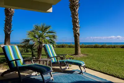 Image de Condo Oceanfront nouvellement disponible! Emplacement idéal - à pied des restaurants, des magasins