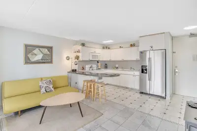 Image de Steps to the Beach! Gorgeous Ocean-View Condo with Complimentary Parking