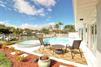 Image de Retraite Oasis à couper le souffle à St. Pete! Couchers de soleil magnifiques et paradis au bord de la piscine!