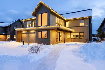 Image de Maison spacieuse et moderne | Spa et bien plus | 20 min Ă la montagne!