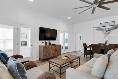 Image de Magnifique! Tout nouveau à l'intérieur! Voiturette de golf et vélos gratuits! Piscine communautaire et proche de la plage!