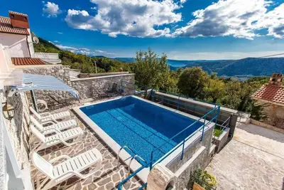 Image de Maison de vacances avec une piscine extérieure et vue sur la mer