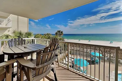 Image de Condo de plage avec vue imprenable et balcon privé. Thème de plage joliment décoré!