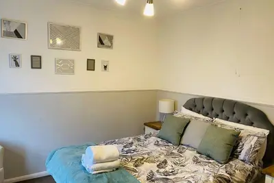 Image de Maison confortable et confortable de 2 chambres dans le centre-ville