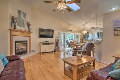 Image de Nouveau! Maison spacieuse Ocean Pines avec bain à remous privé