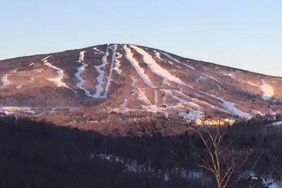 Image de Tout simplement les meilleures vues à Stratton depuis un chalet de ski des années 70 de cinq chambres