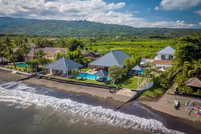 Image de Villa Lovina Beach 1 - Villa en bord de mer avec piscine: dîner de bienvenue gratuit + petit-déjeuner!