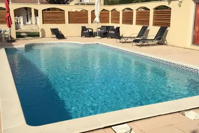 Image de villa 8\/9 personnes, piscine (9x5m) chauffée, Jacuzzi (7places), salle de jeux.