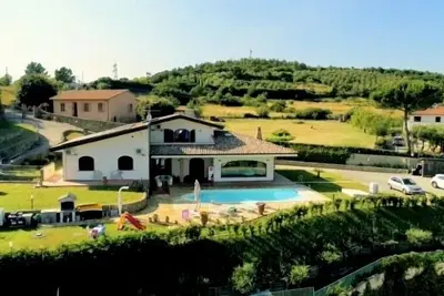 Image de Villa avec piscine et jardin