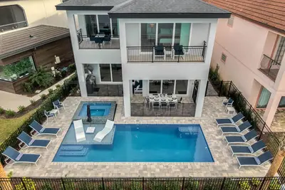 Image de RVH_419M | 8 chambres, piscine privée orientée ouest, salle de cinéma,