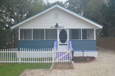 Cottage Bojo entièrement rénové dans le village, à quelques minutes de la plage!