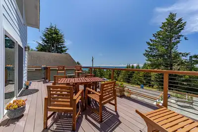 Image de Confort côtier moderne avec une vue magnifique sur l'océan.