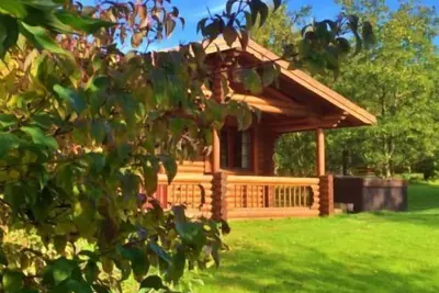 Image de Bamburgh Log Cabin - une cabane en rondins pouvant accueillir 4 personnes dans 2 chambres