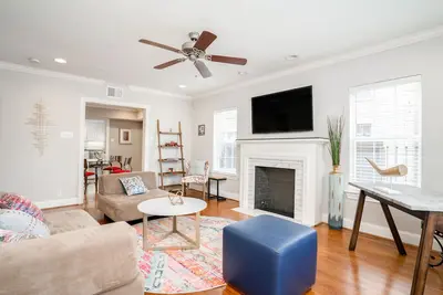 Image de Maison coloniale historique élégamment rénovée Texas Medical Center / Museum District