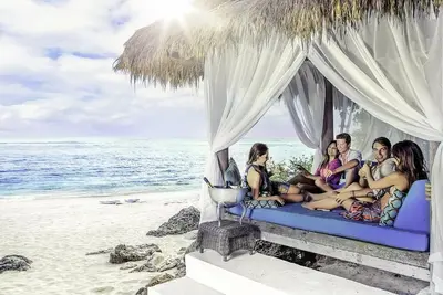 Image de 4-Br Villa has a private pool, full kitchen facilities and a living room.