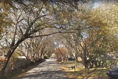Image de Un peu du pays juste à l'extérieur de la ville. Arbres matures, très calmes.