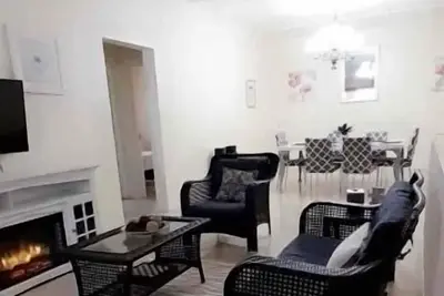 Image de Appartement avec 2 chambres et une salle de bain.