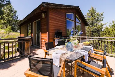 Image de Isolement dans Truckee w / Pine Tree Views ❤ par AvantStay