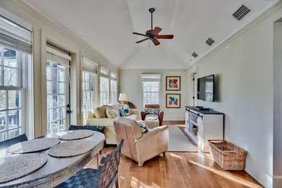 Image de Highland Carriage House - Couples parfaits ou petite famille, à 4 minutes de la plage