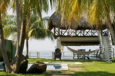 Image de Gated community Beachfront House